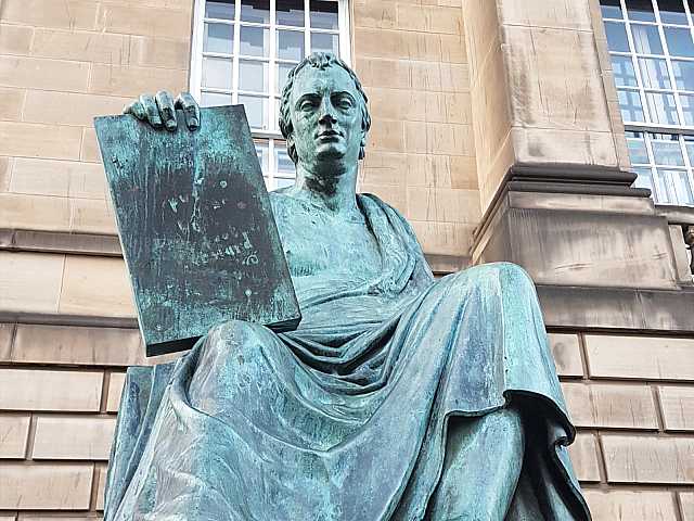 AMBROSETTI LIVEVIA WEB
Filosofia e management.
Costruire relazioni positive con gli altri. Il pensiero dei grandi, da Eraclito e Platone a Hume