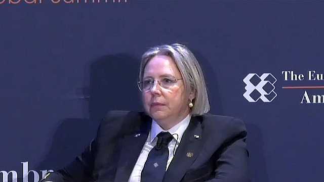 A woman in command: imagery, trust and responsibility at the helm of a ship 