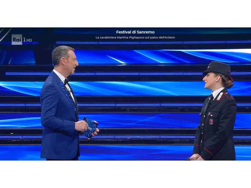 Festival di Sanremo - La carabiniera Martina Pigliapoco sul palco dell'Ariston